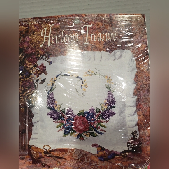 Vintage Heirloom Treasures 5275 Bouquet Pillow Needlepoint Kit - Picture 5 of 7
